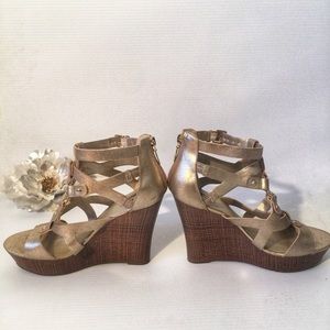 G GUESS Women’s 9M Wedge Heel 4 in